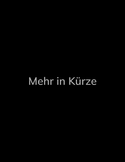 Schwarzer Hintergrund mit dem Text "Mehr in Kürze" in grauer Schrift
