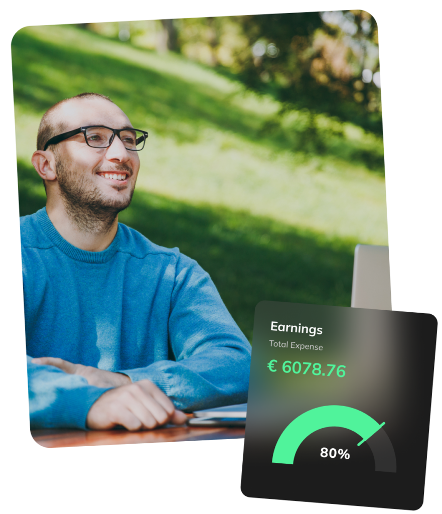 Mann mit Brille und blauem Pullover draußen, Einnahmenanzeige von 6078,76 € bei 80 %