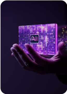 Hand hält eine leuchtende, transparente Chipkarte mit AI-Symbol und elektronischen Schaltkreisen in violettem Licht