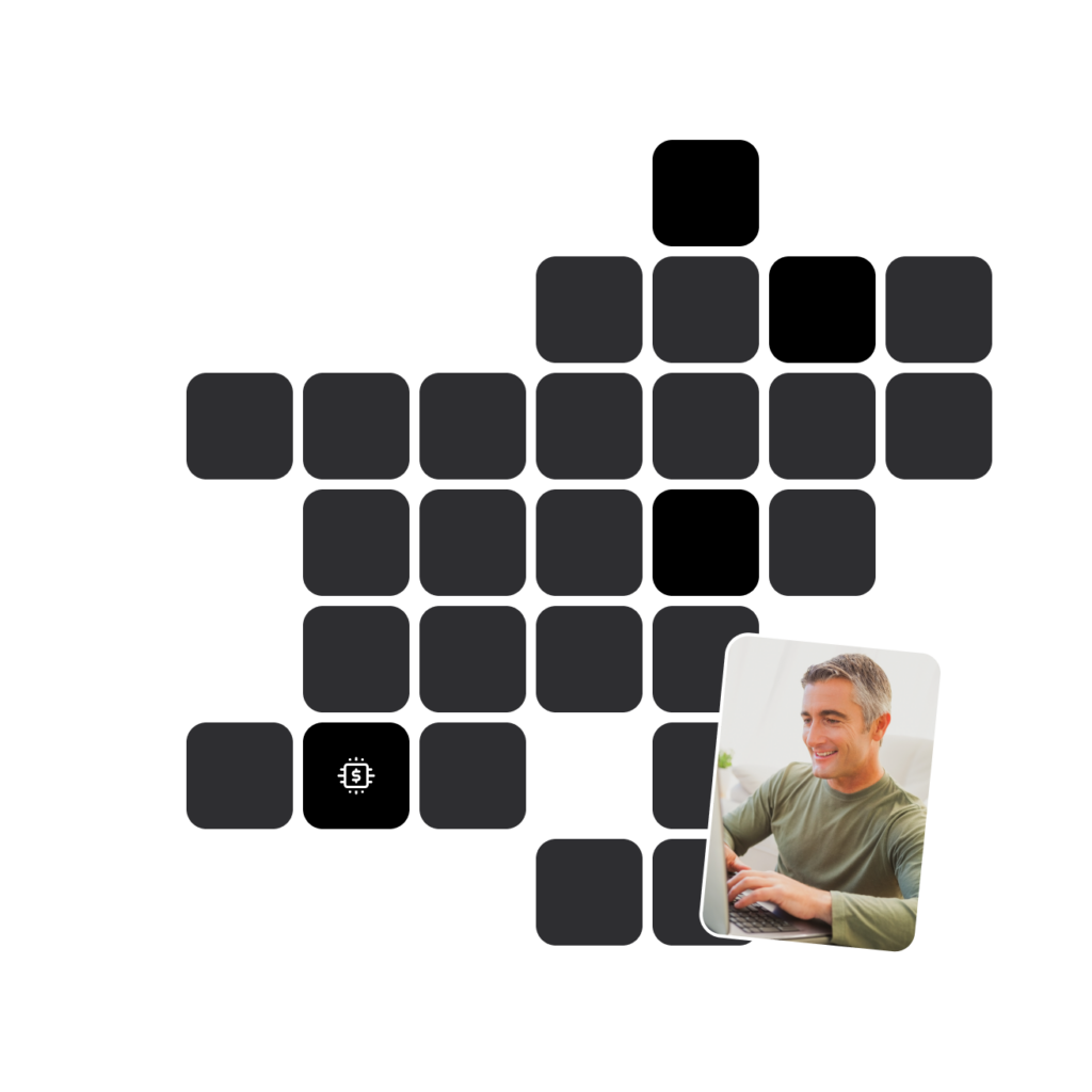 Porträt eines lächelnden Mannes mit grauen Haaren, der an einem Laptop arbeitet