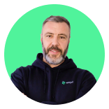 Porträt eines bärtigen Mannes vor grünem Hintergrund, trägt schwarzen Pullover