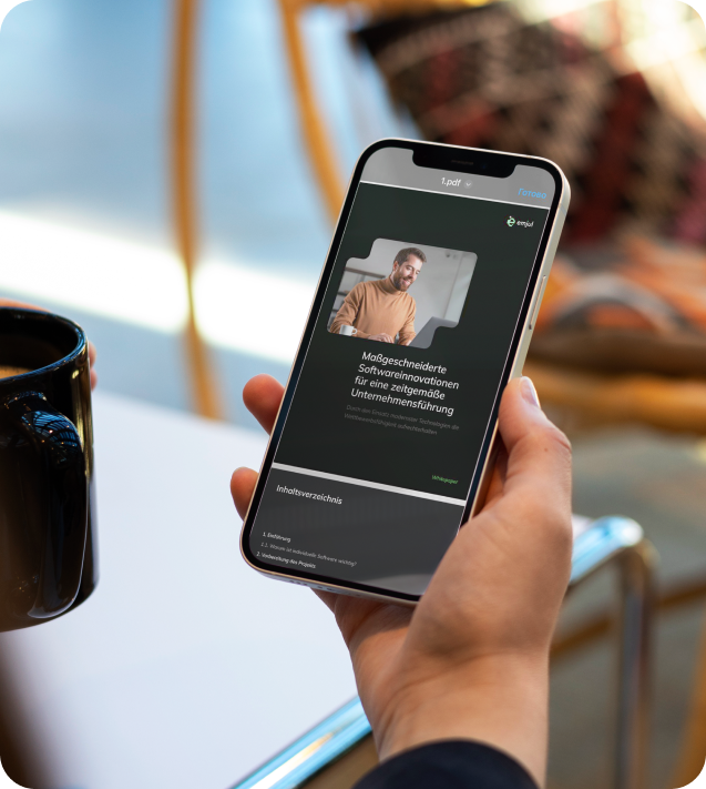 Hand hält Smartphone mit PDF-Anzeige über maßgeschneiderte Softwareinnovationen für Unternehmensführung