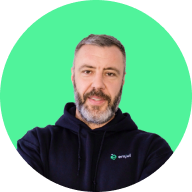 Porträt eines Mannes mit kurzem Bart vor grünem Hintergrund