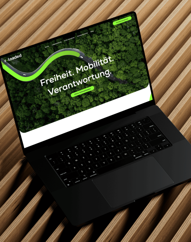 Laptop zeigt Webseite mit grünem Waldhintergrund und Texten Freiheit, Mobilität, Verantwortung