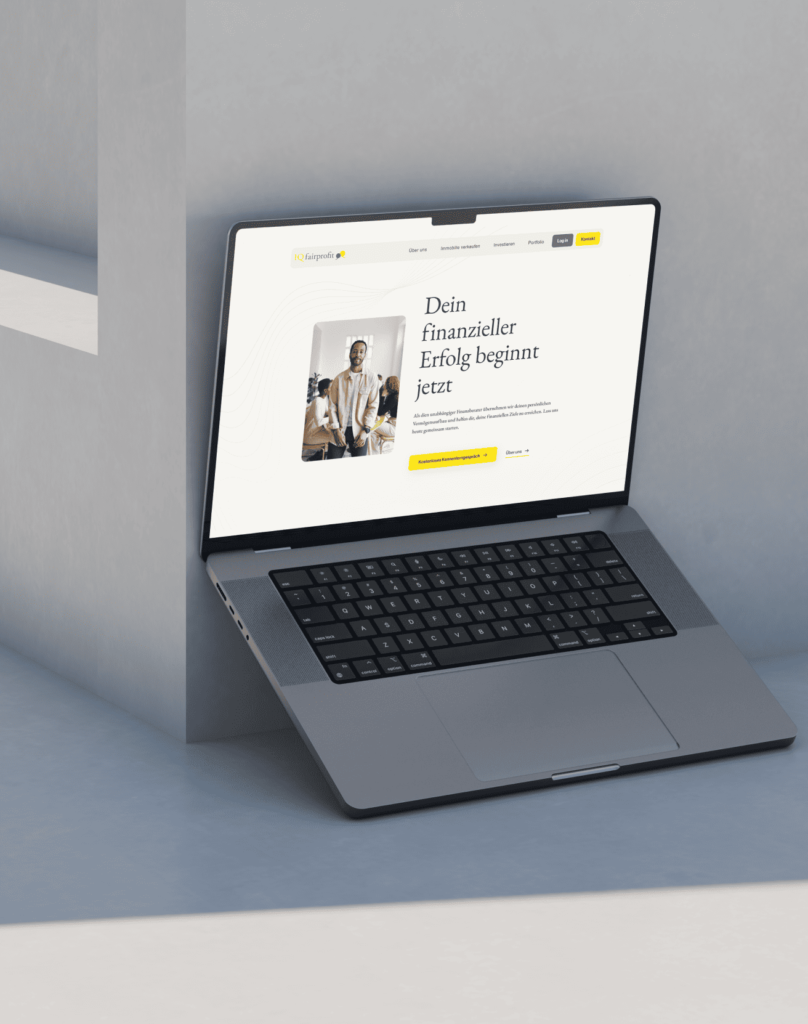 Laptop mit offener Webseite von fairprofit mit dem Text "Dein finanzieller Erfolg beginnt jetzt" auf dem Bildschirm