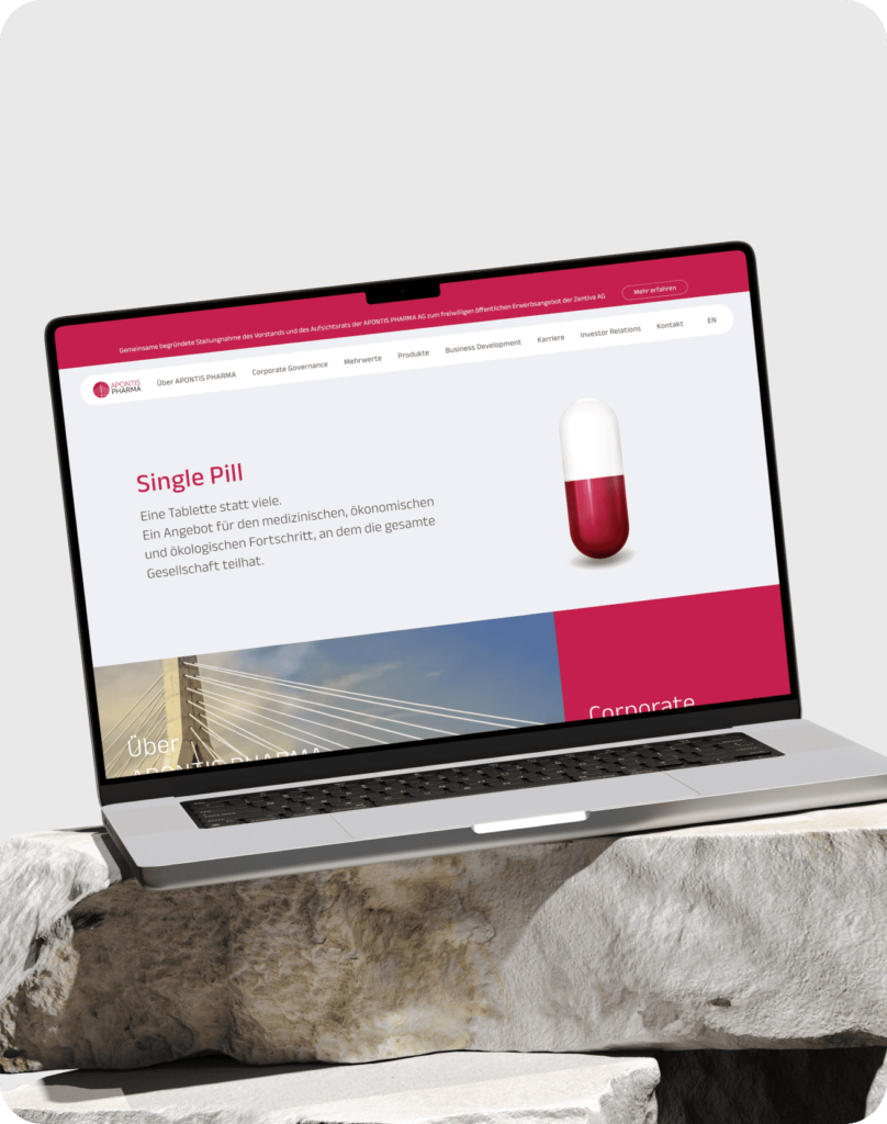 Laptop zeigt Webseite von APONTIS PHARMA mit Text über Single Pill und rot-weißer Kapsel auf hellem Hintergrund