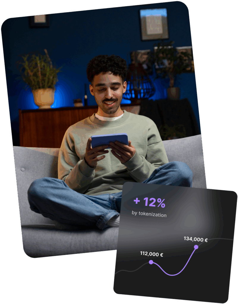 Ein junger Mann mit lockigem Haar und Bart sitzt entspannt im Schneidersitz auf einem hellgrauen Sofa und schaut lächelnd auf ein Tablet, während im Hintergrund ein blau beleuchteter Raum mit Wohnzimmermöbeln und Pflanzen zu sehen ist; daneben eine überschnittene Grafik zeigt ein Wachstum von +12 % durch Tokenisierung mit den Werten 112.000 € und 134.000 €.