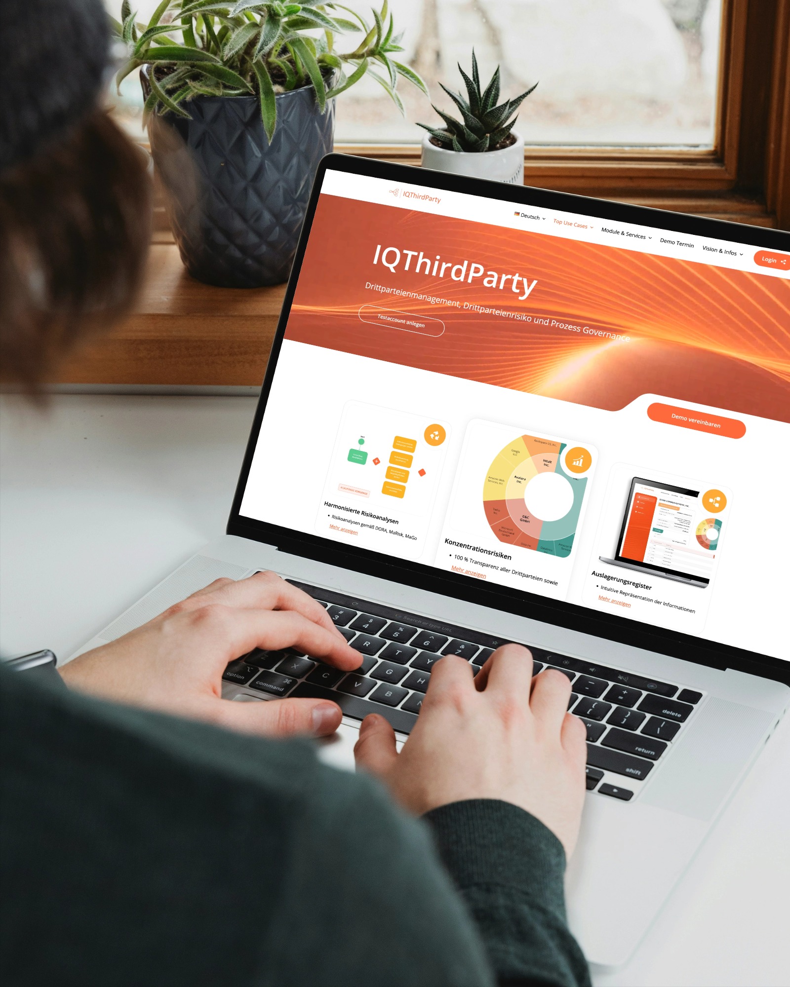 Person tippt auf einer Laptop-Tastatur, auf dem Bildschirm ist die Webseite von IQThirdParty mit orangefarbenem Header und Diagrammen zu Drittparteienmanagement sichtbar, im Hintergrund stehen zwei Pflanzen auf der Fensterbank.